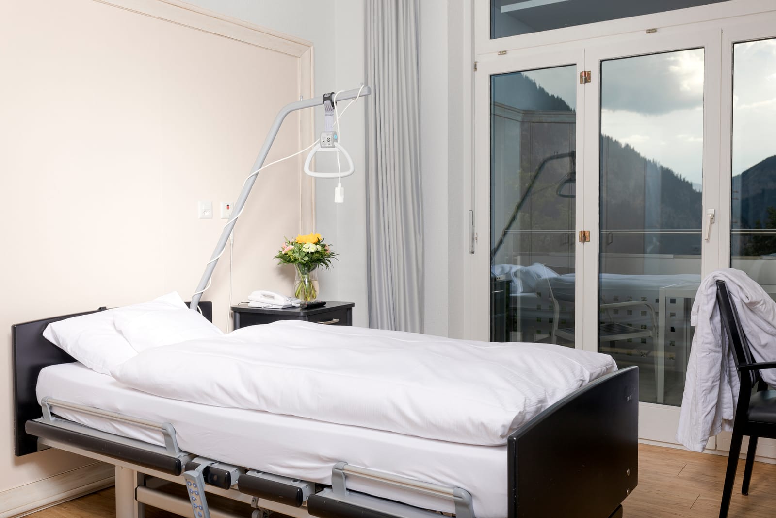 Une chambre individuelle : un lit, un balcon avec vue sur les montagnes